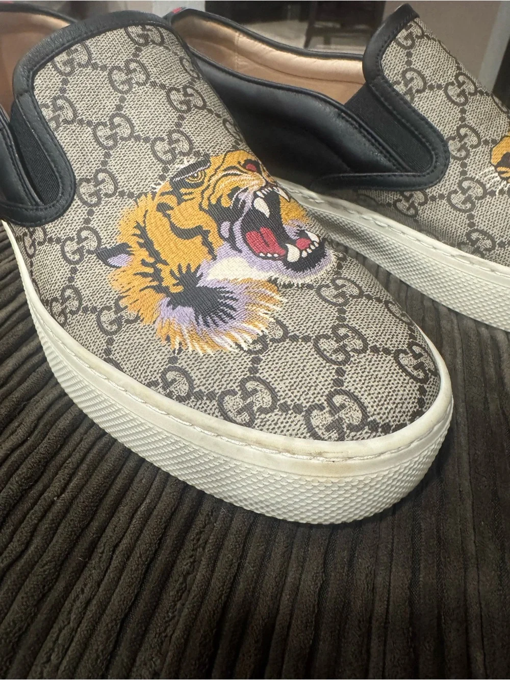 Authentic Gucci Beige GG Supreme Slip-On Loafers with Tiger Motif. Box&shoe bags